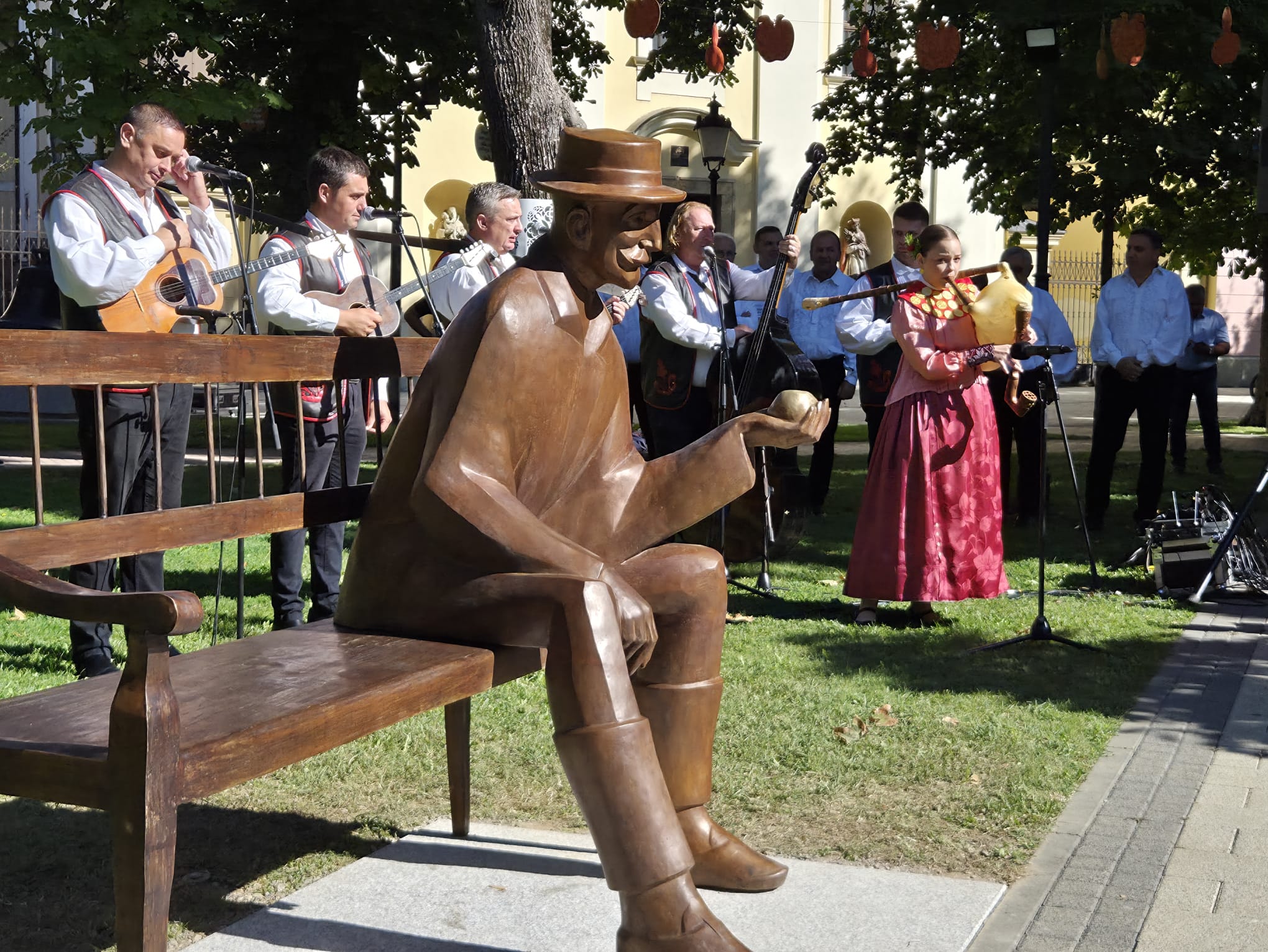 Spomenik Osnivač uz tamburaše i izvođače u narodnoj nošnji