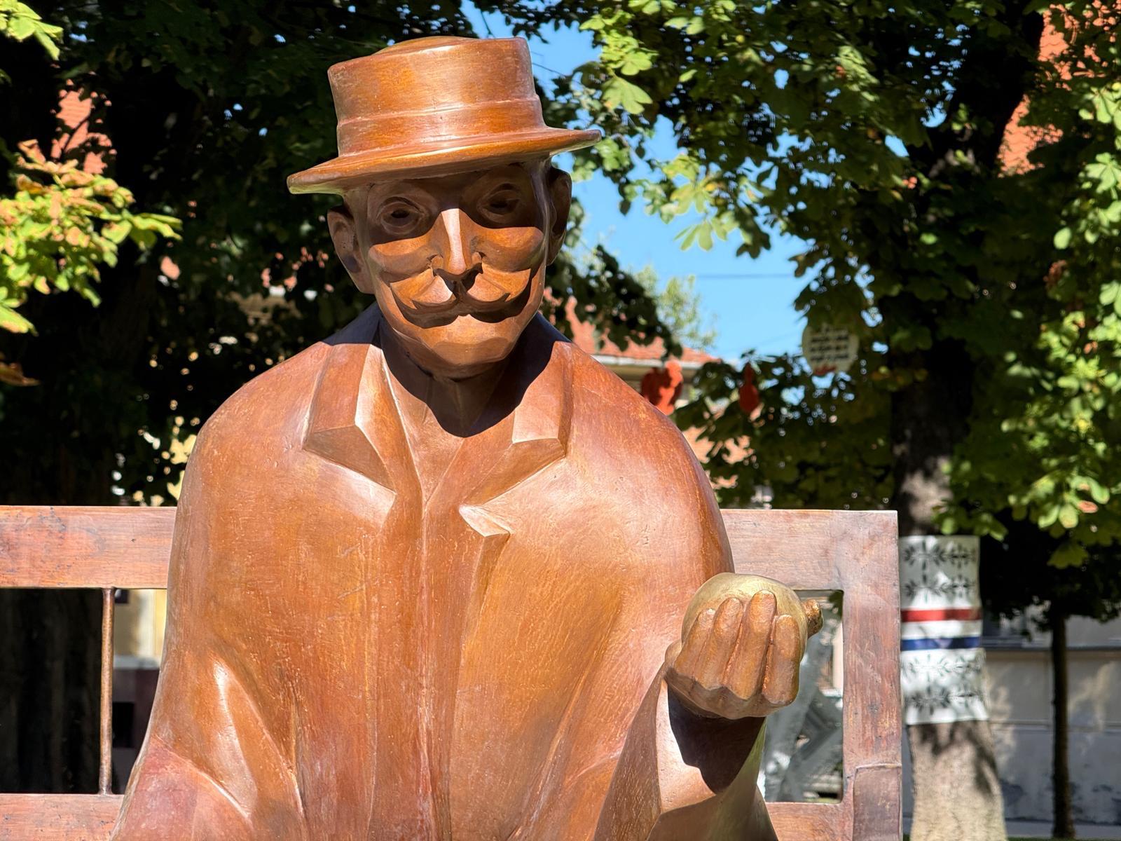 Spomenik Osnivač u gradskom parku u Vinkovcima